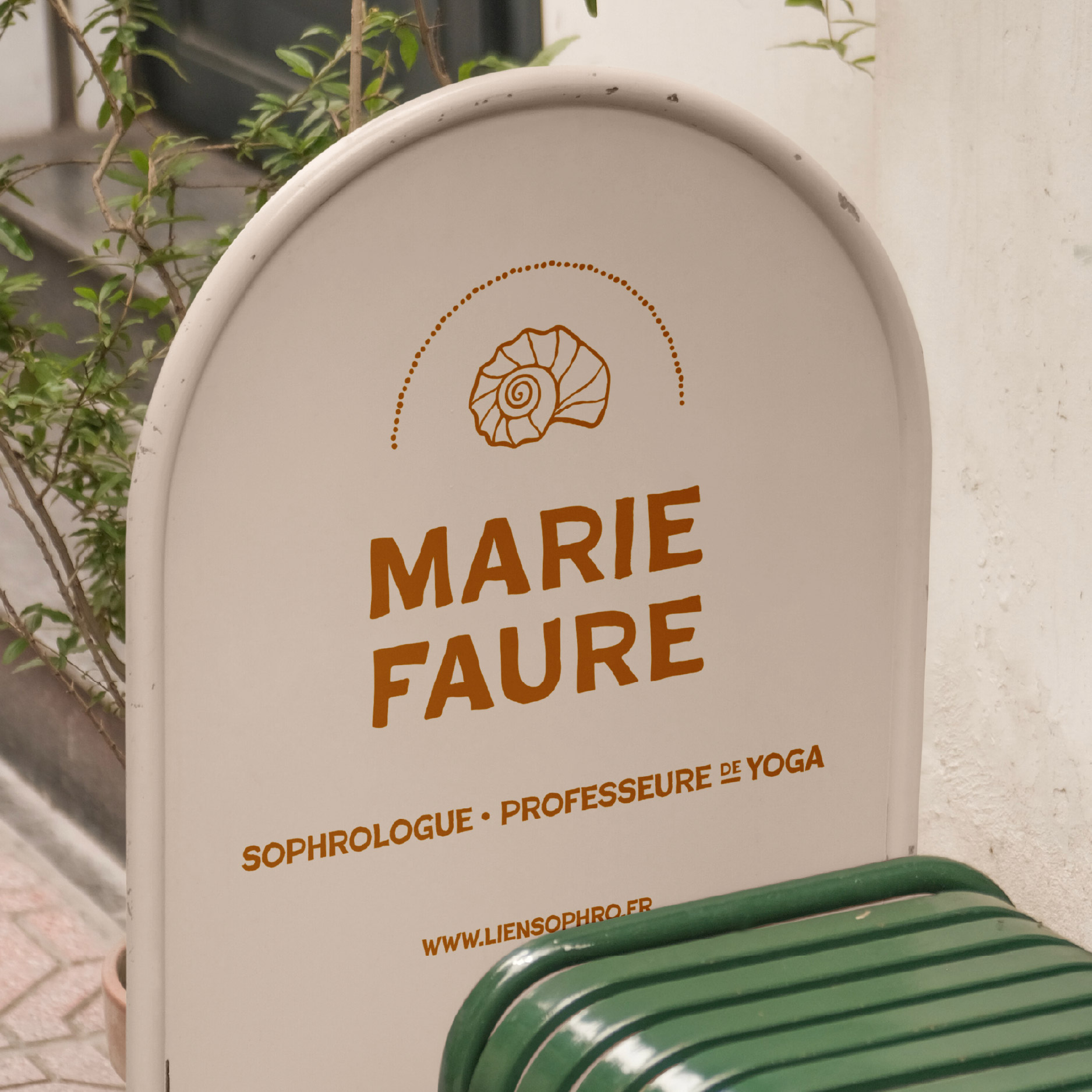 Logo pour un studio de yoga sur signalétique extérieure